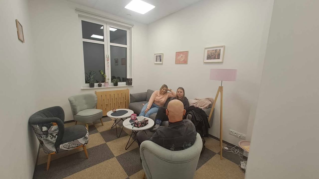 Grudzień to czas refleksji i podziękowań. Z ogromną wdzięcznością wspominamy ostatnie miesiące, podczas których mogliśmy czerpać z wiedzy i doświadczenia Mariusza Wilka w ramach superwizji indywidualnych i grupowych. ????
To wszystko było możliwe dzięki realizacji projektu 